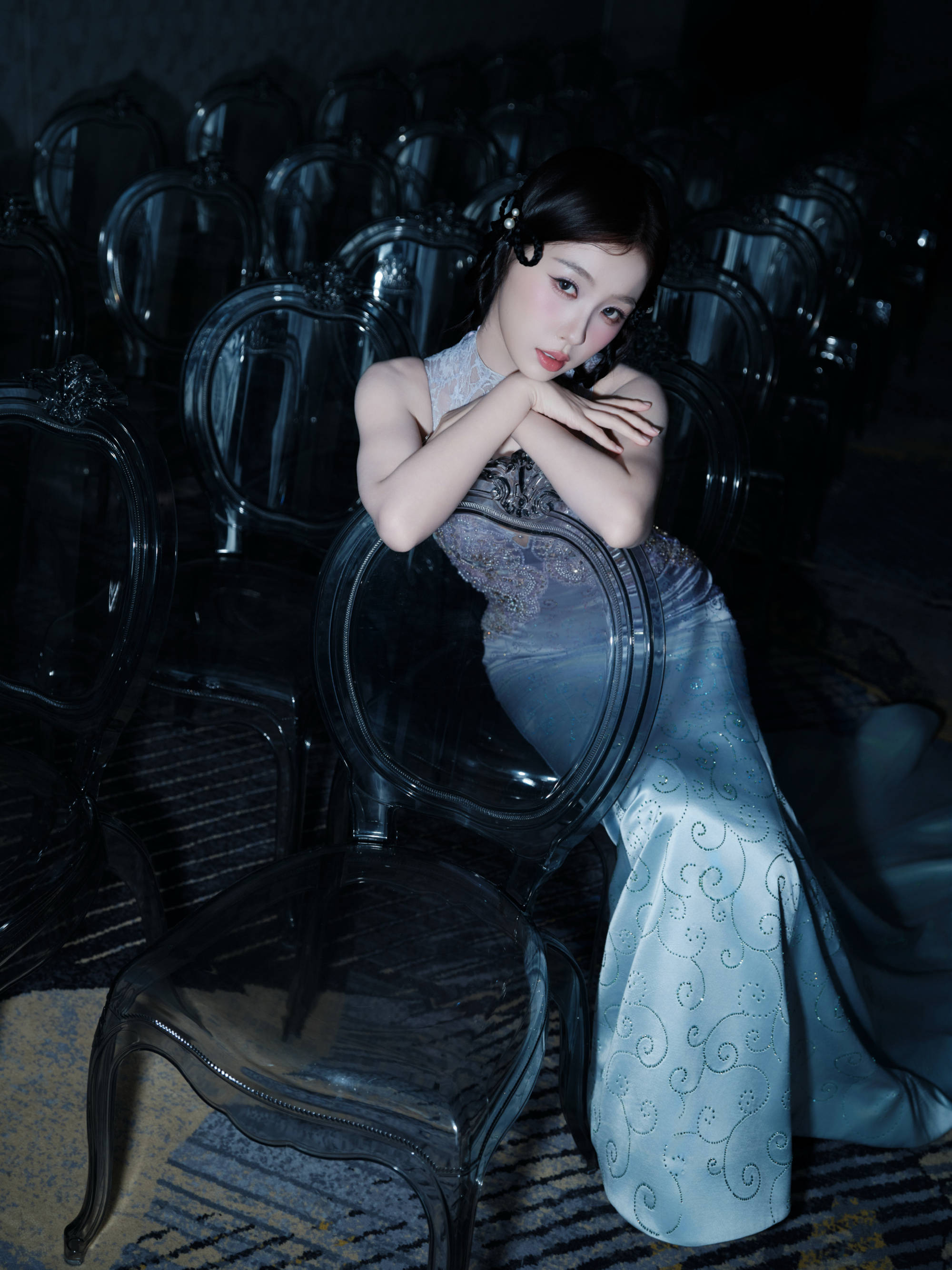 虞书欣穿蕾丝旗袍复旧优雅 鱼尾裙摆显唯妙动东说念主