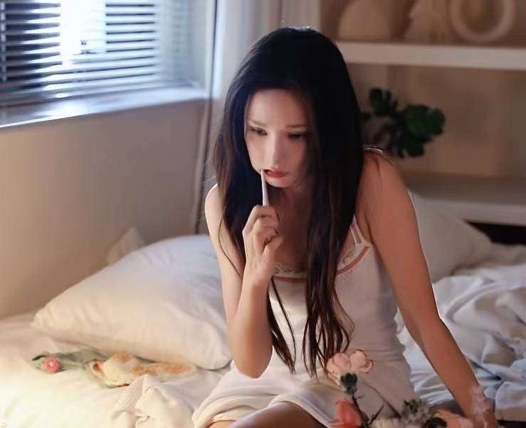 彭小苒穿吊带短裤长发慵懒垂落 景色软萌又灵动