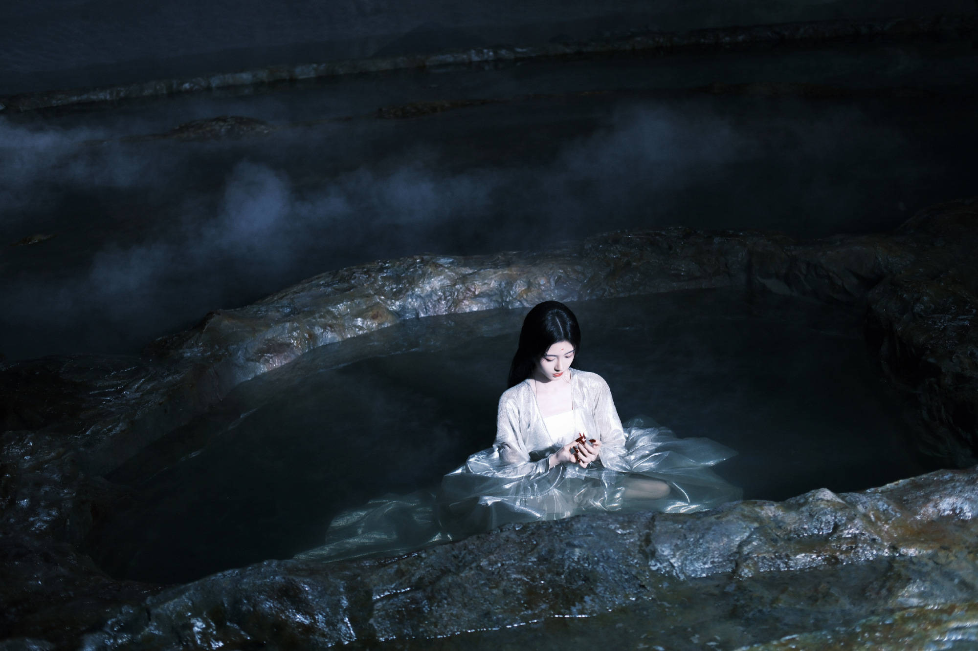 鞠婧祎着银纱古装水中出镜 湿发造型凉爽出尘