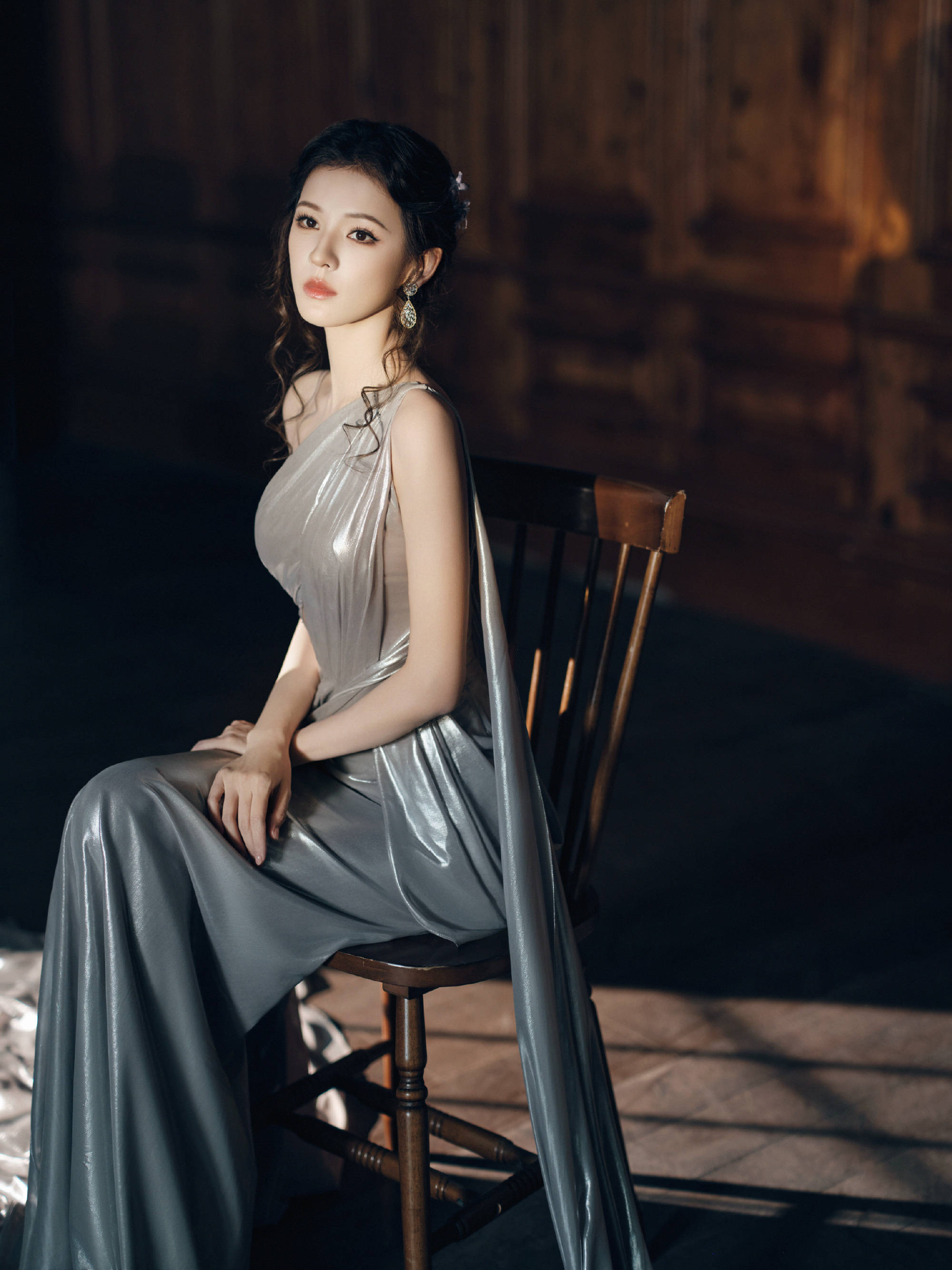 张予曦穿缎面长裙身材窈窱 显现皎皎好意思背又纯又欲