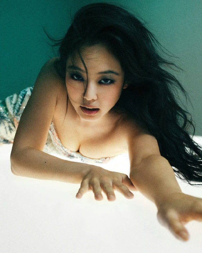 Jennie最新大片曝光 复旧优雅与摩登前锋气质在线