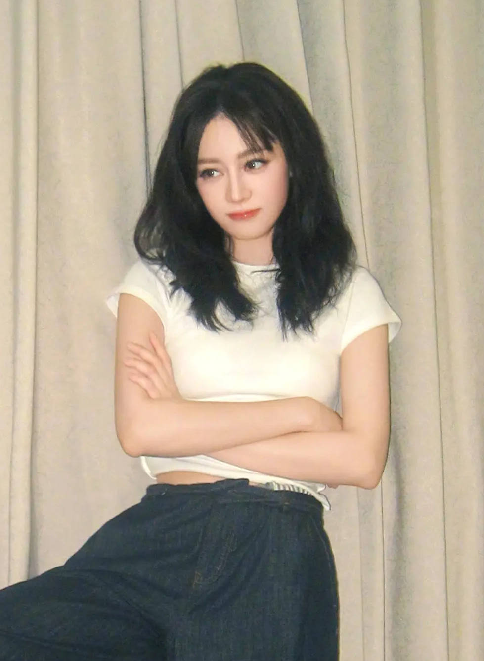 迪丽热巴更新好意思照 穿白色T恤化身元气仙女活力满满