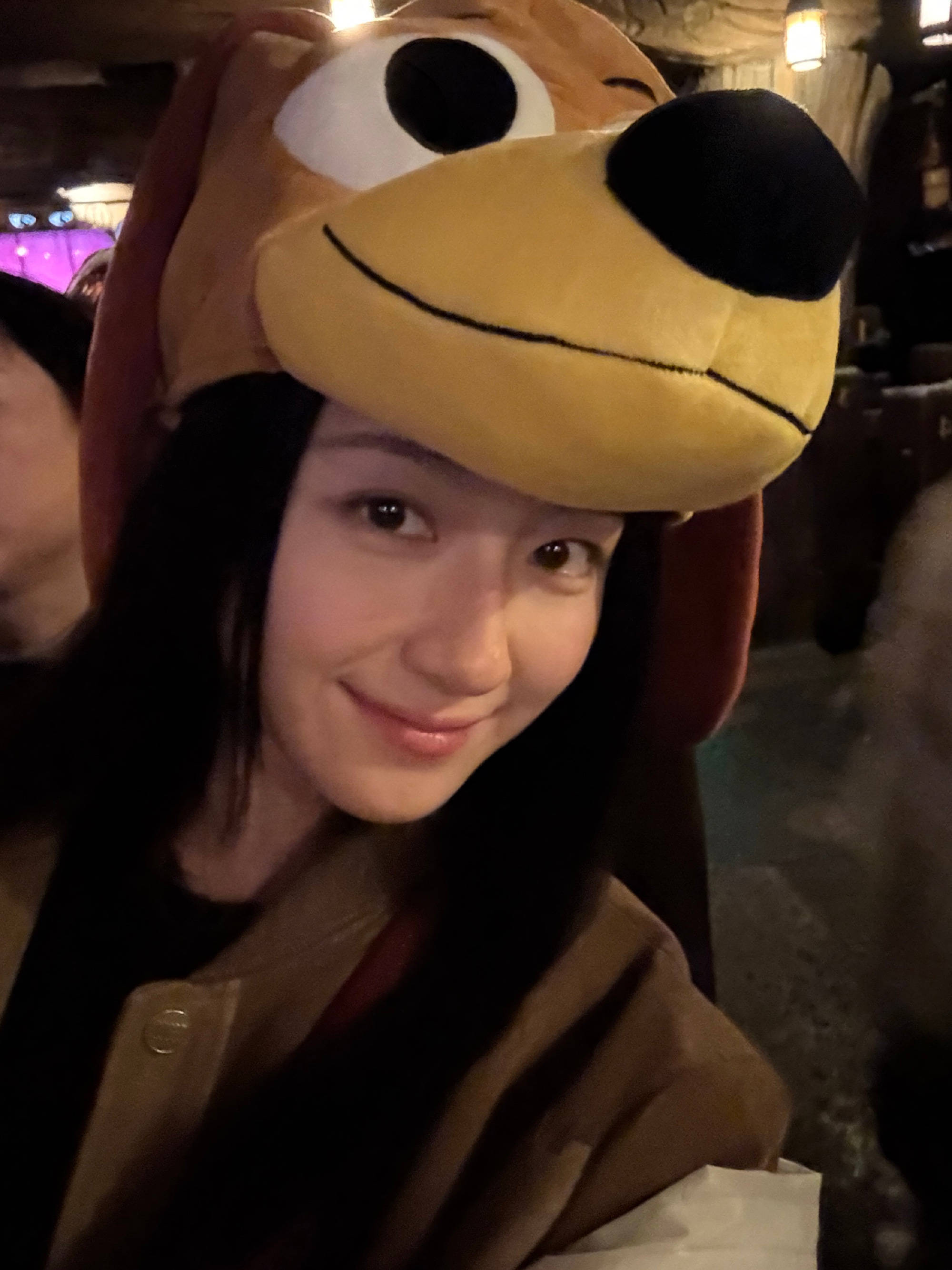 李兰迪晒迪士尼好意思照 带布鲁托帽子可儿俏皮