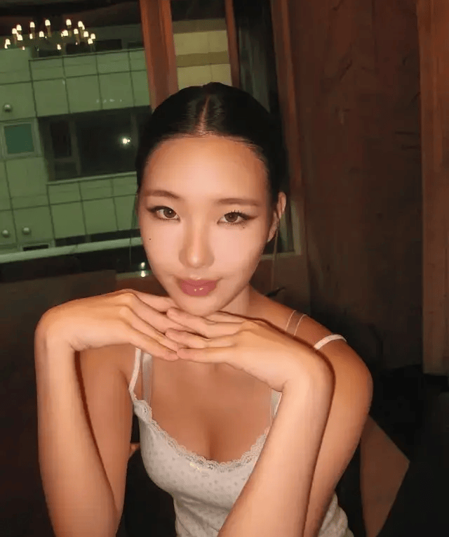 许曦文穿白色吊带居家服 韩风妆容又好意思又飒